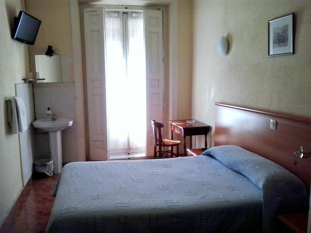 Hostal Alonso Madrid Cameră foto